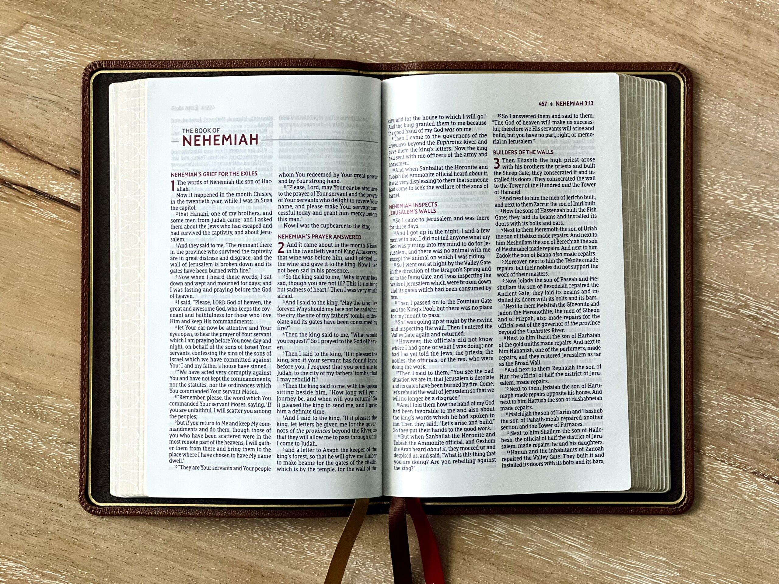 Bible ouverte sur le livre de Néhémie