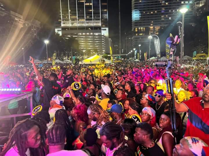 Foule en liesse lors d’un concert ou carnaval compas en Haïti.