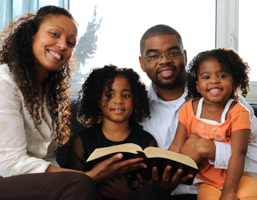 Couple découvrant les programmes d’Oscar RTV.