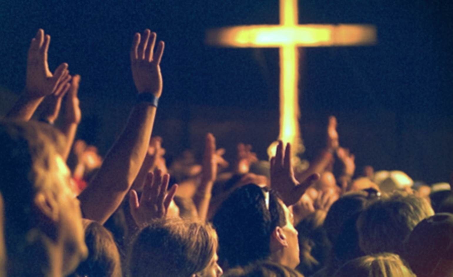 Image d’une silhouette en prière devant une croix, avec le texte “La Prière (The Prayer)”